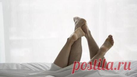 ... Я обожаю высокие , тонкие каблуки ... чулки и изысканные туфли !.
Но... ещё больше я обожаю... босиком...
на цыпочках забираться в его сердце и сходить с ним с ума ...