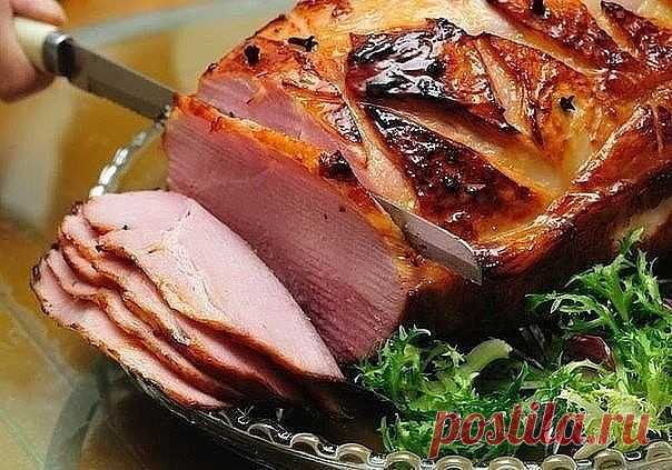 Домашняя буженина

Ингредиенты:

● Кусок свинины (800-900г)
● 2-3 ч. л. соли
● 2-3 зуб. чеснока
● 2 шт. лаврового листа
● 1 л воды

Приготовление:

1.В кипящую воду добавляем соль, перец, специи и лавровый лист. Хорошо размешать и полностью охладить
2.Кладем в нее мясо, накрываем пленкой, ставим в холодильник на 4-5 часов, лучше на ночь.
Промаринованное мясо обсушить, еще раз поперчить, посолить, приправить специями.
3.Делаем надрезы, которые заполняем чесноком.
4.Духовку ...