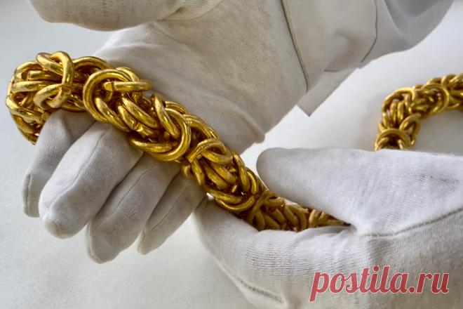 Уральские таможенники изъяли у авиапассажира золотую цепь за ₽10 млн. Таможенники аэропорта Кольцово в Екатеринбурге обнаружили в багаже вылетавшего в ОАЭ россиянина золотую цепь весом 4 кг, стоимость которой превышает 10 млн руб.