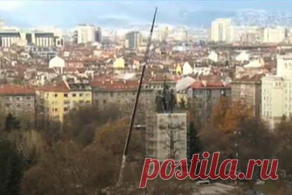 Демонтаж в Болгарии памятника советским воинам назвали варварством. Официальный представитель МИД России Мария Захарова назвала варварством демонтаж в столице Болгарии Софии памятника советским воинам-освободителям. По мнению Захаровой, демонтаж монумента «нашему общему прошлому» становится враждебным шагом Болгарии, который усугубляет «и без того патовую ситуацию».