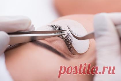 Официантка нарастила ресницы и осталась с внешностью зомби. Официантка Хейли Фетцер из США неудачно нарастила ресницы и побоялась выходить на улицу. Девушка пережила аллергическую реакцию после похода в салон красоты, из-за которой у нее в глазах лопнули сосуды, окрасив белки в красный цвет. Кроме того, она не смогла разомкнуть веки из-за сочившейся жидкости оранжевого цвета.