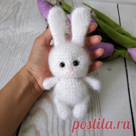 Пушистый зайчик амигуруми. Схемы и описания для вязания игрушек крючком! Бесплатный мастер-класс от Марии Трусковой по вязанию пушистого зайчика крючком. Автор вяжет игрушку в две нити: Пехорка "Детская новинка" и…