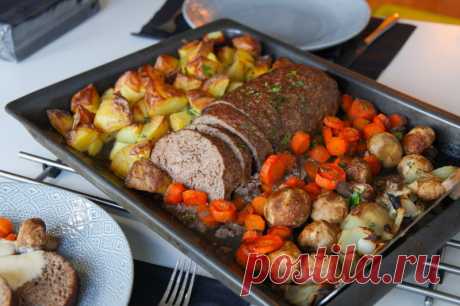 Запеченный мясной рулет с грибами и овощами.
Праздничный мясной рулет из фарша, запеченный в духовке с шампиньонами, картошкой, морковью и репчатым луком.