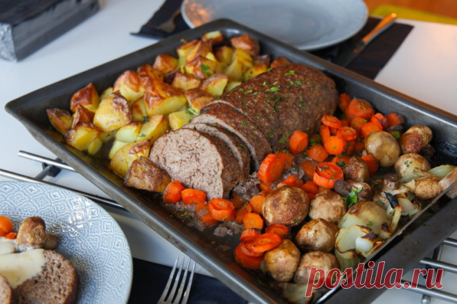 Запеченный мясной рулет с грибами и овощами.
Праздничный мясной рулет из фарша, запеченный в духовке с шампиньонами, картошкой, морковью и репчатым луком.