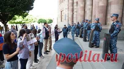 В Ереване полицейские задержали уже более 140 протестующих. В пресс-службе МВД Армении заявили, что на утренних протестных акциях в Ереване задержали уже более 140 демонстрантов. Читать далее