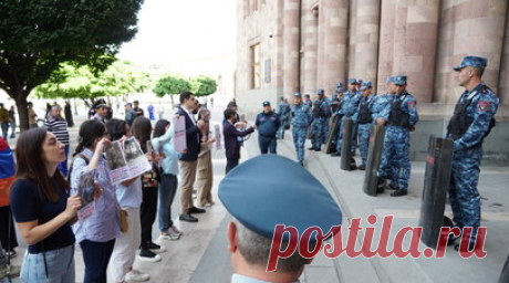 В Ереване полицейские задержали уже более 140 протестующих. В пресс-службе МВД Армении заявили, что на утренних протестных акциях в Ереване задержали уже более 140 демонстрантов. Читать далее
