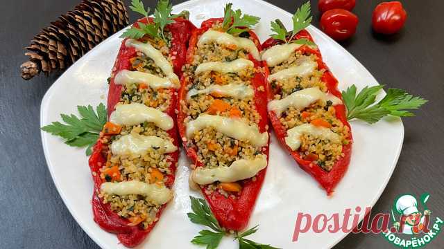 Фаршированный перец с булгуром. Фаршированный перец с булгуром, овощами и моцареллой — простое, полезное и невероятно вкусное блюдо.
 
 
 1
 Сначала поместите перец в духовку на 20 минут.
 
 2
 Обжарьте лук на растительном масле 5 минут.
 
 3
 Добавьте нарезанную кубиками морковь и обжаривайте с луком ещё 5 минут, затем добавьте зелень.
 
 4
 Добавьте булгур, специи, соль, перец, кориандр и 300 г воды. Тушите 15 минут под закрытой крышкой на среднем огне.
 
 5
 Очистите перец от кожуры и…