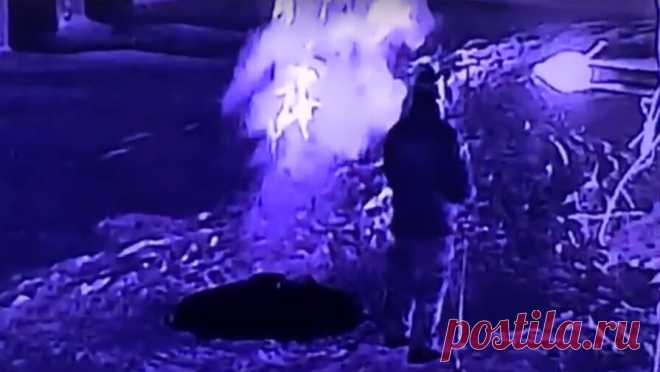 Лыжник закидал снегом Вечный огонь и попал на видео. В Великом Устюге мужчина на лыжах закидал снегом Вечный огонь. Об этом во "ВКонтакте" сообщает группа "Устюжаночка". По информации группы, инцидент произошел 21 января на площади Славы. На кадрах с места инцидента ...