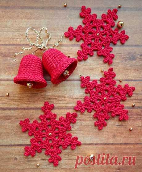 PDF Снежинки и колокольчики крючком. FREE crochet pattern; Аmigurumi toy patterns. Амигуруми схемы и описания на русском. Вязаные игрушки и поделки своими руками #amimore - вязаные снежинки и новогодние колокольчики на ёлку, ёлочные украшения к Новому году, Рождество.