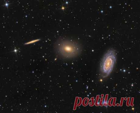 Это захватывающее трио галактик, находящихся (как вы наверняка догадались) в северном созвездии Дракона, порой называют группа Дракона. На этом телескопическом изображении, протянувшемся чуть шире, чем половина полной Луны, слева направо расположились: видимая с ребра спиральная галактика NGC 5981, эллиптическая галактика NGC 5982 и расположенная анфас спиральная галактика NGC 5985.