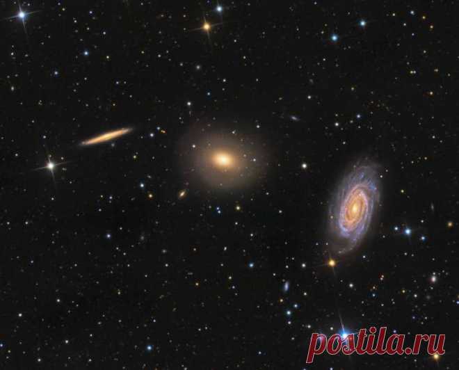 Это захватывающее трио галактик, находящихся (как вы наверняка догадались) в северном созвездии Дракона, порой называют группа Дракона. На этом телескопическом изображении, протянувшемся чуть шире, чем половина полной Луны, слева направо расположились: видимая с ребра спиральная галактика NGC 5981, эллиптическая галактика NGC 5982 и расположенная анфас спиральная галактика NGC 5985.