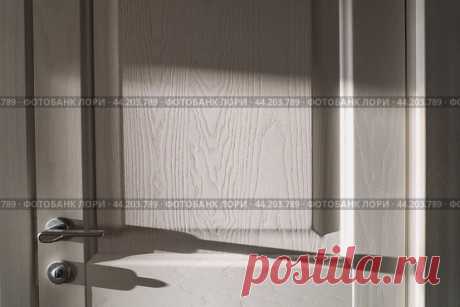 White door close-up, day light and shadow Стоковое фото, фотограф Ilaronsia / Фотобанк Лори