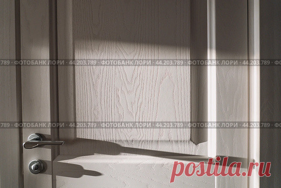 White door close-up, day light and shadow Стоковое фото, фотограф Ilaronsia / Фотобанк Лори