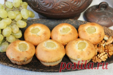 ​Кексы с виноградом и орехами