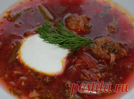 Для приготовления блюда Борщ зеленый с фасолью необходимы следующие ингредиенты: 500 гр филейной части говядины, 100 гр зеленой фасоли, 100 гр капусты, свекла, морковь, луковица, 3 картошки, перец сладкий, 4 помидора, пучок петрушки, соль на пробу, перец молотый черный на пробу.