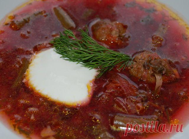 Для приготовления блюда Борщ зеленый с фасолью необходимы следующие ингредиенты: 500 гр филейной части говядины, 100 гр зеленой фасоли, 100 гр капусты, свекла, морковь, луковица, 3 картошки, перец сладкий, 4 помидора, пучок петрушки, соль на пробу, перец молотый черный на пробу.