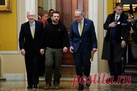 Зеленский прибыл на переговоры в Конгресс США. Владимир Зеленский прибыл в Конгресс США для переговоров о продолжении финансовой помощи Киеву. Его сопроводили лидеры демократической и республиканской фракций Чак Шумер и Митч Макконнелл. У политика также запланирована встреча со спикером Палаты представителей Майком Джонсоном.