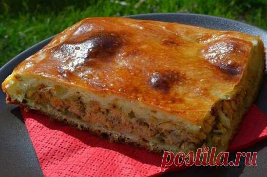 РЫБНЫЙ ПИРОГ НА СКОРУЮ РУКУ 
Пирог - просто палочка-выручалочка! 
Для приготовления необычайно вкусного и ароматного пирога с рыбой и картофелем необходимы следующие продукты: 
5 небольших картофелин; 
1 банка сайры или сардины в масле; 
150 г муки; 
1 стакан сметаны; 
1 стакан майонеза; 
3 яйца; 
1 луковица;
½ ч. л. соли; 
½ ч. л. соды. 
В миске соедините муку, яйца, сметану, майонез и соду. Посолите. Тесто должно напоминать по консистенции густую сметану. 
Для начинки очистите картофель и л