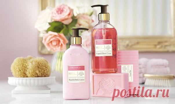 Увлажняющая формула с натуральными эфирными маслами розы и сандала очищает кожу, придавая ей чувственный аромат. Подходит для ежедневного использования.
    Увлажняет кожу* • Подходит для сухой кожи** • Протестировано под дерматологическим контролем. *Инструментальный тест. **На основе ингредиентов.