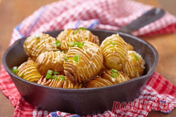 Картофель-гармошка, приготовленный на чугунной сковороде