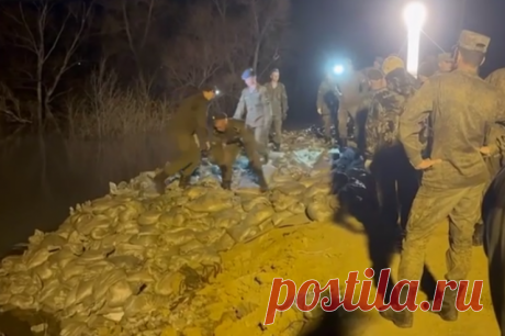 В Ишиме Тюменской области обнаружена протечка дамбы. Участок оперативно укрепили мешками с песком.
