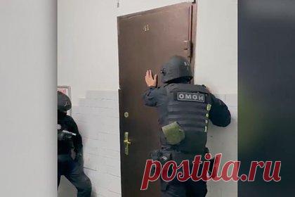 Тихий штурм квартиры с детьми спецназом показали на видео. Тихий штурм спецназа МВД подмосковной квартиры, где находился подозреваемый в серии краж, попал на видео. Деликатный штурм был обусловлен наличием в квартире маленьких детей. Видно, как спецназовцы, прячась за дверью, выманивают хозяина на лестницу и аккуратно кладут его на пол.