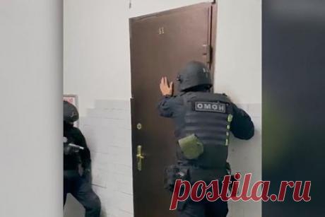 Тихий штурм квартиры с детьми спецназом показали на видео. Тихий штурм спецназа МВД подмосковной квартиры, где находился подозреваемый в серии краж, попал на видео. Деликатный штурм был обусловлен наличием в квартире маленьких детей. Видно, как спецназовцы, прячась за дверью, выманивают хозяина на лестницу и аккуратно кладут его на пол.