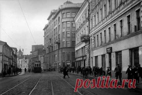 Улица Маросейка. Трамвай уберут в 1950-х гг и заменят на троллейбус. Фото 1929-1936 гг.