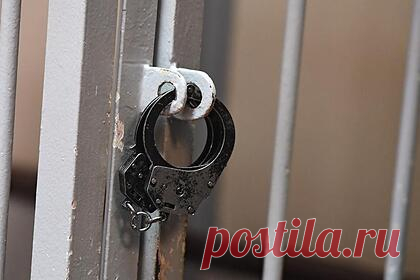 Дело офицеров ФСБ о разбойной банде вернули прокуратуре без подписи следователя. Второй Западный окружной военный суд в Москве решил вернуть в прокуратуру Краснодарского края уголовное дело офицеров ФСБ Александра Мрищука и Антона Барякшева, обвиняемых в создании банды для совершения разбойных нападений. Обвинительное заключение не подписали следователь и руководитель краснодарского СКР.
