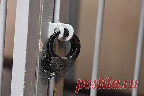 Дело офицеров ФСБ о разбойной банде вернули прокуратуре без подписи следователя. Второй Западный окружной военный суд в Москве решил вернуть в прокуратуру Краснодарского края уголовное дело офицеров ФСБ Александра Мрищука и Антона Барякшева, обвиняемых в создании банды для совершения разбойных нападений. Обвинительное заключение не подписали следователь и руководитель краснодарского СКР.