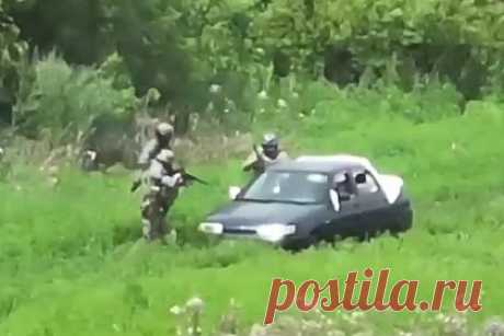 Украинские военные расстреляли машину с гражданскими. Украинские военные открыли огонь по машине с гражданскими, которая заехала в «серую зону» под Угледаром. На опубликованных в сети кадрах видно, как отделение пехоты на бронированной машине открывает стрелковый огонь по легковому автомобилю, который движется по проселочной дороге.
