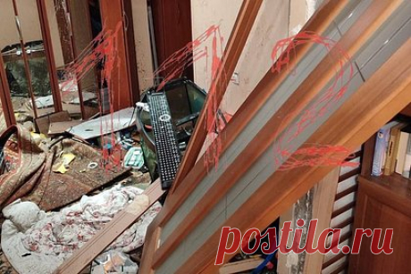 В квартире на севере Москвы произошел взрыв. В квартире на севере Москвы произошел взрыв. Уточняется, что взорвался углекислотный баллон для аквариума. Взрывной волной выбило межкомнатные двери, разбило люстру и стеклянные изделия. Жильцы не пострадали. Хозяин квартиры и аквариума объемом 240 литров принес пятилитровый баллон после дозаправки.