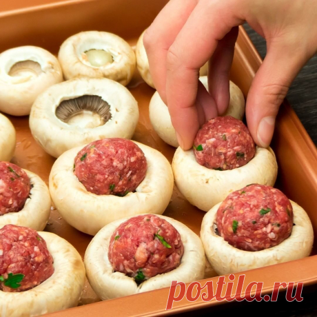 Разлетятся за минуту!
Фаршированные грибы - очень просто, а главное - вкусно!

Ингредиенты:

500 г говяжьего фарша
½ ч.л. соли
½ ч.л. черного перца
1 ст.л. мелко нарубленной петрушки
½ ч.л. сладкой паприки
1 кг грибов
50 г тертого сыра
20 мл оливкового масла
1 ст.л. растительного масла (чтобы смазать противень)


Приготовление:

1. Смешайте 500 г говяжьего фарша с ½ ч.л. соли, ½ ч.л. черного перца, 1 ст.л. мелко нарубленной петрушки и ½ ч.л. сладкой паприки. Сформируйте из...