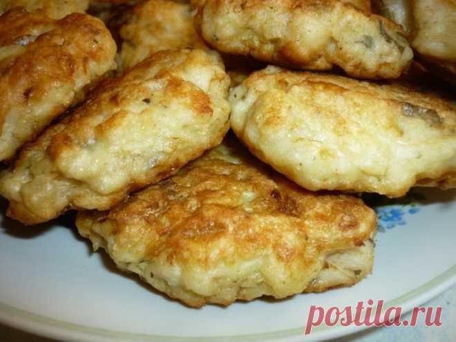 НЕОБЫЧНЫЕ РЫБНЫЕ КОТЛЕТЫ "ВКУСНЯШКА"
ИНГРЕДИЕНТЫ:
На килограмм рыбы (любой, хоть путассу):
Филе рыбы мелко порезать или порвать руками (в этом основной секрет рецепта)
2-3 яйца
2 больших луковицы (мелко порезать!)
Соль, перец по вкусу
По 4 столовые ложки майонеза и муки.
Очень важно!