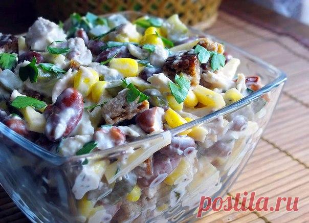 Салат с курицей, фасолью и овощами 
Вам понадобится: 

Куриное филе (приготовленное) — 1 шт. 
Пекинская капуста — 100 г 
Помидоры красные — 200 г 
Кукуруза консервированная — 300 г 
Фасоль красная в собственном соку — 300 г 
Чеснок дольки — 2 шт. 
Йогурт — 50 г 

Приготовление: 

Филе порежьте на кусочки. 
Китайский салат тонко нарежьте. 
Помидоры нарежьте кубиками. 
Добавьте фасоль и кукурузу, предварительно слив сок из банок. 
Добавьте мелко нарезанный чеснок, йогурт. По...