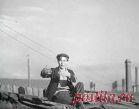 Крутится, вертится шар(ф) голубой? Песенка успевшая обойти весь мир! Эту песню знают все, но никто не назовет её автора. Одни уверены, что в ней поется про шар, другие слышали про шарф, но о чем же она на самом деле? Попробуем разобраться.
Широкая публика в СССР узнала…