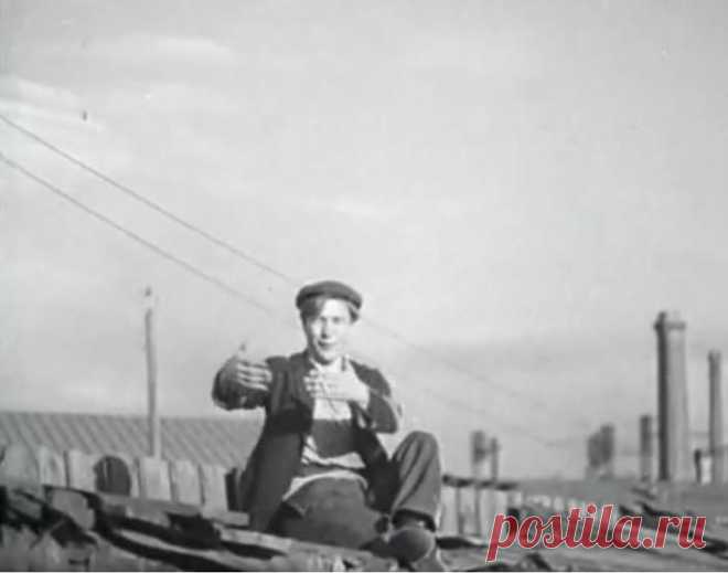 Крутится, вертится шар(ф) голубой? Песенка успевшая обойти весь мир! Эту песню знают все, но никто не назовет её автора. Одни уверены, что в ней поется про шар, другие слышали про шарф, но о чем же она на самом деле? Попробуем разобраться.
Широкая публика в СССР узнала…
