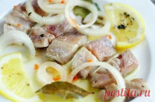 Маринуем селедку по-королевски — нежная, сладкая, сочная и очень, очень вкусная 


Пробуем и умираем на месте от восторга!









 
Ингредиенты:
свежемороженные сельди — 2 штукиморковь — 1 штукалук — 2 головкиполовина лимонасахар — около 6 чайных ложеклавровый лист — (10-12 шт)…
