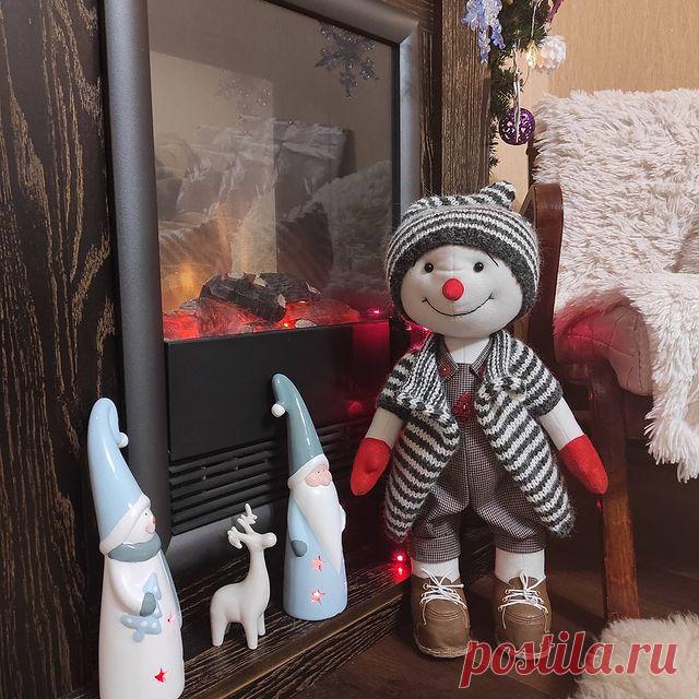 За окном снег падает. А у нас Снеговичок появился❄️❄️❄️