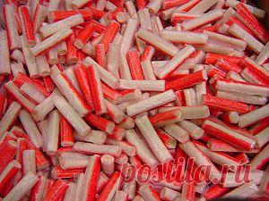 КОГДА ГОСТИ НА ПОРОГЕ, а в холодильнике только крабовые палочки | Друг пенсионера
Даже дети-акселераты знают, что крабовые палоч­ки — комбинированный про­дукт, сделанный из так на­зываемого «сурими» —спе­циального рыбного фарша.