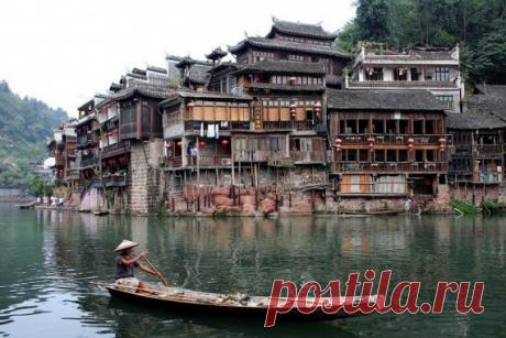 Фэнхуан: пожалуй, самый красивый город Китая Древний городок Фэнхуан находится в юго-западном уголке китайской провинции Хунань, у подножья горы на берегу реки Тотцзян. Городок на удивление хорошо сохранился, его не тронула модернизация, здесь встречается множество этнических языков, обычаев, видов искусства. Также...