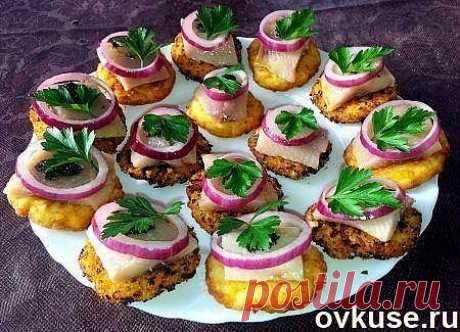 Закуска из сельди на картофельных оладьях - Простые рецепты Овкусе.ру