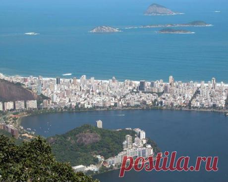 Бразилия занимает самую большую площадь на территории Южной Америки. Атлантический океан разливается вдоль всего побережья страны. Столицей государства является город Бразилиа. Совершая путешествие по городу Бразилиа вы несомненно обратите внимание, что это современный развивающийся мегаполис с большим количеством населения. Основная религия страны - христианство.