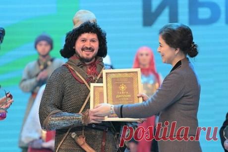 В Башкирии проведут конкурс на создание национального костюма. Дизайнеры, художники по костюмам и студенты профильных вузов смогут посоревноваться в рамках II международного конкурса мастеров башкирского национального костюма «Тамга». Отмечается, что конкурс проводит Минкульт Башкортостана, республиканский центр народного творчества и Национальный музей РБ.