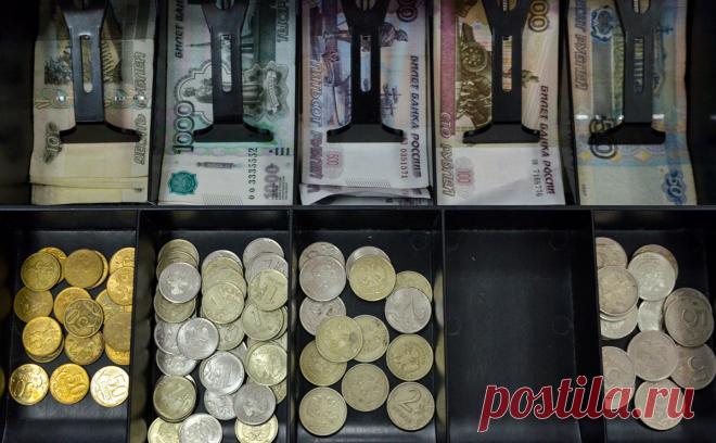 В ЦБ объяснили возвращение десятирублевых купюр. Монеты номиналом 10 руб., которые позволили сократить затраты на выпуск бумажных десятирублевых купюр, стали оседать у населения и их приходится дочеканивать, сообщил зампред Центробанка Михаил Алексеев в интервью «Известиям».