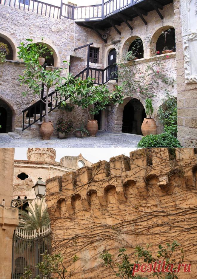 Милые испанские дворики.
Как милы испанские дворики – патио, которые часто представляют собой гостиную под открытым небом в средиземноморском стиле. Как правило, украшением таких двориков являются кадочные растения.