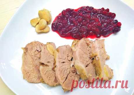 Рецепт очень вкусной буженины «по-домашнему»: прекрасное блюдо на праздничный стол Буженину можно употреблять как в горячем так и холодном виде, а с клюквенным соусом это поистине божественное блюдо.