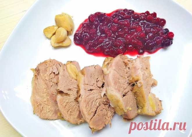Рецепт очень вкусной буженины «по-домашнему»: прекрасное блюдо на праздничный стол Буженину можно употреблять как в горячем так и холодном виде, а с клюквенным соусом это поистине божественное блюдо.