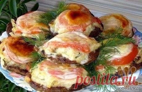 9 рецептов из печени
1. Печень по-царски
2. Печень по-строгановски
3. Куриная печень, жаренная с грибами и гречкой
4. Печень с картофелем, запеченные в горшочке
5. Торт из печени
6. Печеночные котлеты "Парочка"
7. Салат с печенью и морковью
8. Суп-пюре из печени
9 Готовим Блины с печёночной начинкой
1. Печень по-царски
Любители печени по достоинству оценят это блюдо. Оно может подаваться и как горячее, и как закуска. Годится и для будней и для праздничного стола.
Ингредиен...