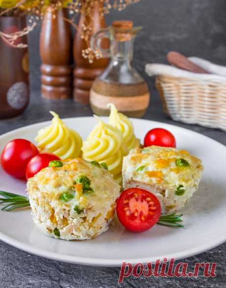 Куриные маффины с горошком и кукурузой на Вкусном Блоге И я снова несу новый рецепт в коллекцию быстрых ужинов. Эти маффины из куриного фарша прекрасны тем, что с ними минимум возни – не надо ничего формовать, лепить, панировать. Просто замешиваем фарш, распределяем по формочкам – и в духовку. И через полчаса наслаждаемся результатом 🙂 Куриный фарш можно заменить на…